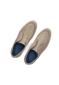 Beige suède instappers met een ronde neus en elastische zijkanten, met een blauwe binnenzool met reliëfbedrukking en een lichte rubberen zool.