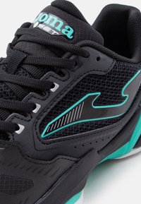 Μαύρο και τιρκουάζ αθλητικό παπούτσι με πάνελ από δίχτυ, μαύρα κορδόνια και ένα στυλιζαρισμένο λογότυπο στο πλάι και στη γλώσσα.