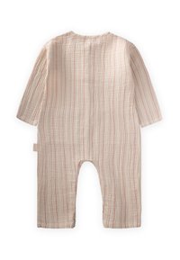 Un body para bebé de color beige claro con mangas largas, que presenta una tela texturizada y finas rayas verticales en rojo pálido. Con cuello redondo y diseño con pies.