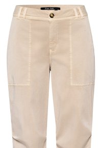 Beige Hosen aus glattem Stoff, mit zwei vorderen Taschen, einem Knopfverschluss und gesteppten Akzenten an den Seiten.