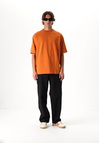 Oakley SOHO TEE - Pamata T-krekls - ginger