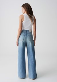 Lichtblauwe wide-leg jeans met een hoge taille, gemaakt van denim, met een vervaagde afwerking en dubbele stiksels op de achterzakken.