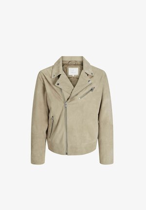 Bež suđeni motoristički jakna s reverima, asimetričnim patentnim zatvaračem i dva prednja džepa s patentnim zatvaračem. Glatka tekstura, minimalistički dizajn.