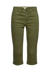 Pantalons courts verts en denim avec une texture lisse, dotés de poches avant, d'une fermeture éclair et de surpiqûres décoratives le long de la taille.