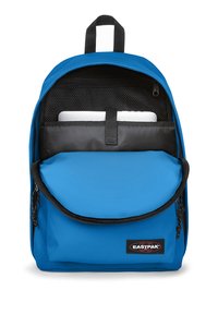 Niebieski plecak z główną komorą, czarną kieszenią wewnętrzną, regulowanymi szelkami i naszywką z logo Eastpak z przodu.