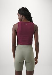 Casall CREASE SLEEVELESS CROP - Top - evening red
