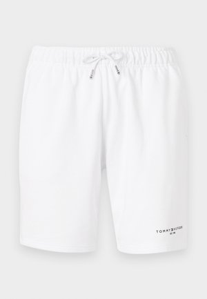 Pantalones cortos de algodón blanco con cintura elástica y cordón. Presenta un logo cerca del dobladillo inferior. Textura suave, diseño a la altura de la rodilla.