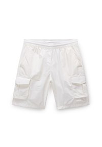 Weiße Cargoshorts mit elastischem Bund, ausgestattet mit zwei Seitentaschen und zwei Cargotaschen an den Oberschenkeln, glatte Textur.