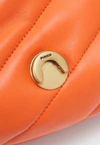 Pinko LOVE PUFF  - Torba čez telo - orange