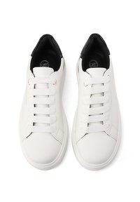 Sneakers bianchi in pelle con dettagli neri, dotati di punta rotonda, lacci piatti, occhielli in metallo e collare imbottito per il comfort.