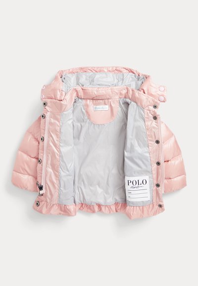 Pink dunjakke til børn med lysegråt inderfoer, åben front med lynlås og trykknapper samt Polo-mærke indeni.
