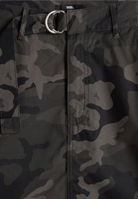 Tarnhosen mit einem dunkelgrauen und schwarzen Muster, gewebtem Stoff, einem runden Metallgurtverschluss und verstärkten Nähdetails.