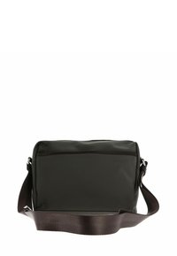 Borsa messenger rettangolare di colore verde scuro, realizzata in materiale liscio, con una tasca frontale con zip e una vasta tracolla regolabile di colore marrone.