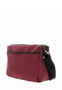 Borsa a tracolla color bordeaux con finitura opaca, zip nera e tracolla regolabile. Include una tasca anteriore dal design elegante.