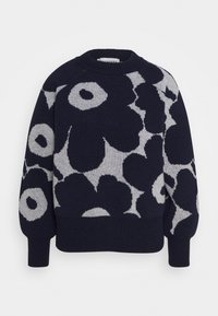 Laivastonsininen neulepaita, jossa suuret harmaat kukkakuviot, pyöreä pääntie ja resoriset hihansuut. Pehmeä pinta ja rento istuvuus.