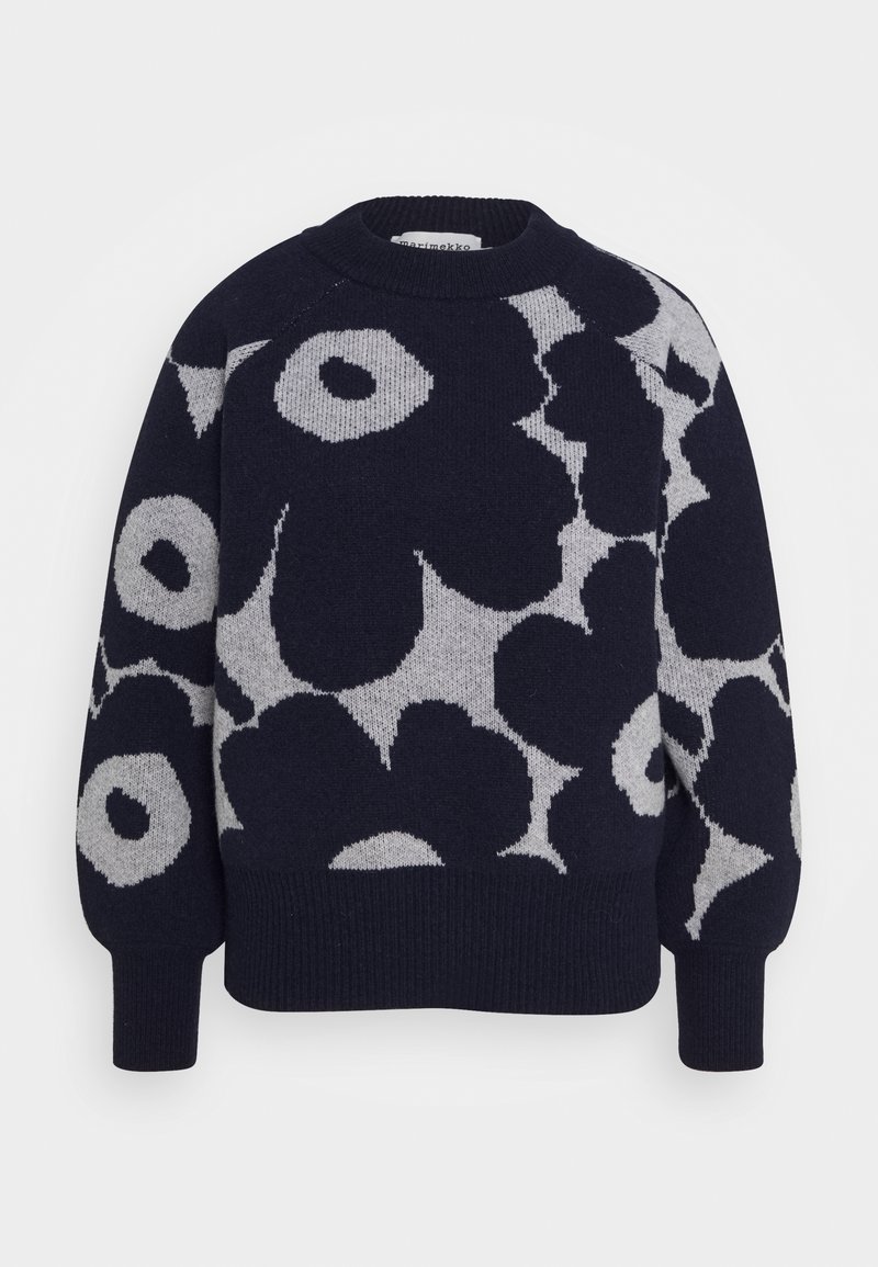 Laivastonsininen neulepaita, jossa suuret harmaat kukkakuviot, pyöreä pääntie ja resoriset hihansuut. Pehmeä pinta ja rento istuvuus.