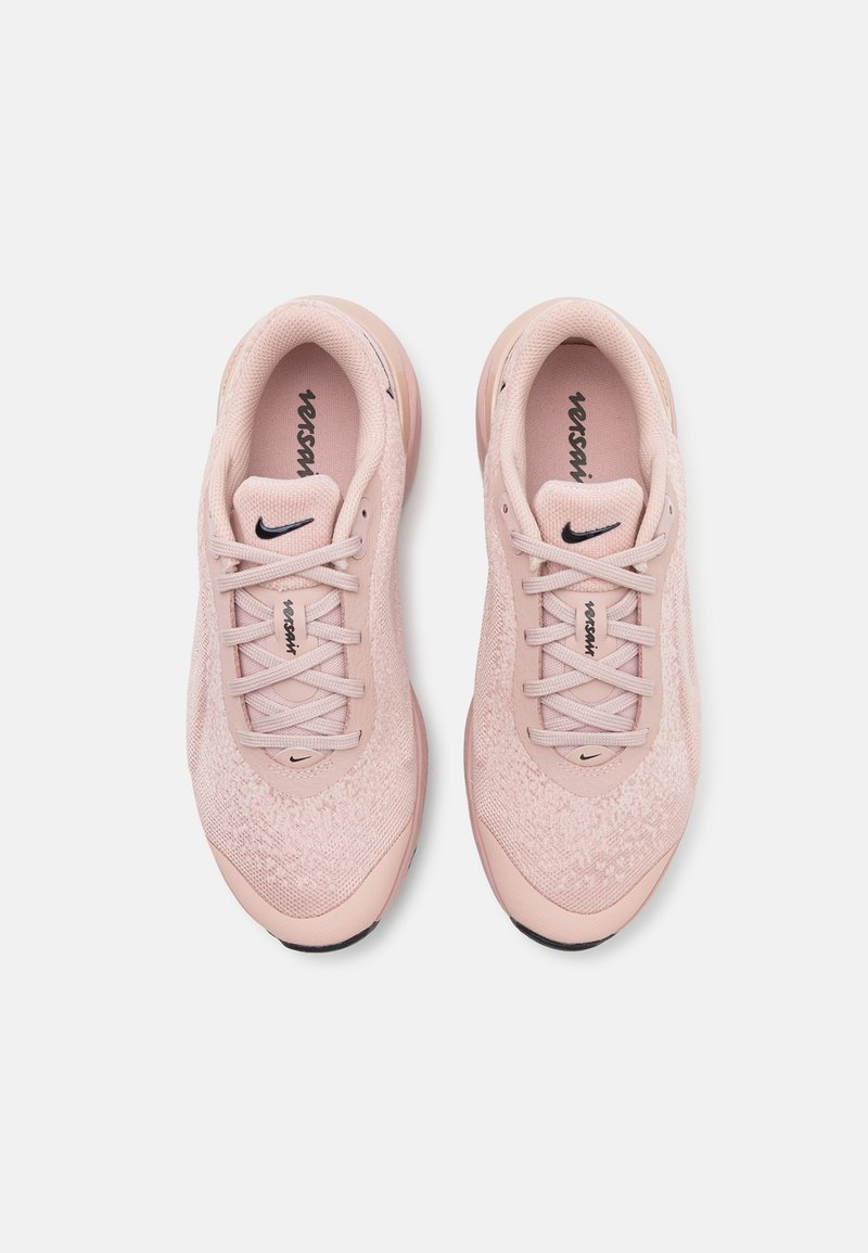 Helle rosa Sportschuhe mit strukturiertem Strick-Obermaterial, runder Zehenform, flachen Schnürsenkeln und kleinem schwarzen Logo auf der Zunge und der Seite. Gummisohle.