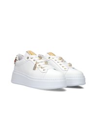 Witte leren sneakers met een dikke witte zool, gouden hardware accenten, decoratieve veters en een luipaardprint detail op de hiel.