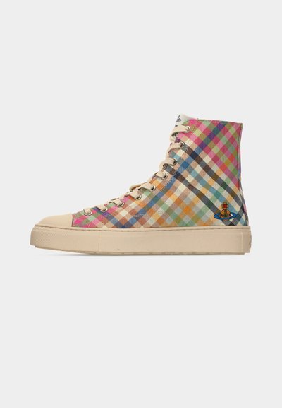 Baskets montantes avec semelle beige et lacets, arborant un motif écossais multicolore et un petit logo brodé près du talon.