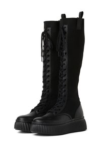 Czarne kozaki do kolan z dzianinową cholewką, sznurowanym przodem i grubą teksturowaną podeszwą. Gładkie skórzane akcenty i pętelka na górze.