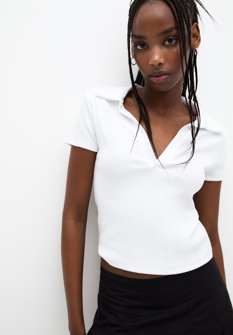 T-shirt Blanc Crop Top Pull & Bear Avec Broderie - Taille M - Occasion Très Bon État