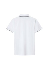 Polo bianco con maniche corte, caratterizzato da un colletto. Maniche e colletto a costine hanno un bordo scuro a contrasto. Texture liscia e uniforme.