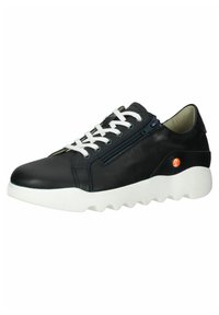 Zapatilla negra de cuero con cordones blancos, cremallera lateral y una suela blanca texturizada con un diseño ondulado. Interior forrado en tejido claro.