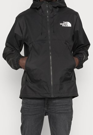 Veste noire en matériau imperméable, dotée d'une fermeture éclair à l'avant, d'une capuche, de poignets élastiques et d'un logo blanc sur la poitrine gauche.