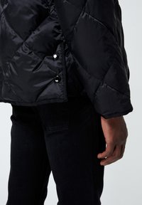 The Kooples Bunda z prachového peří - black