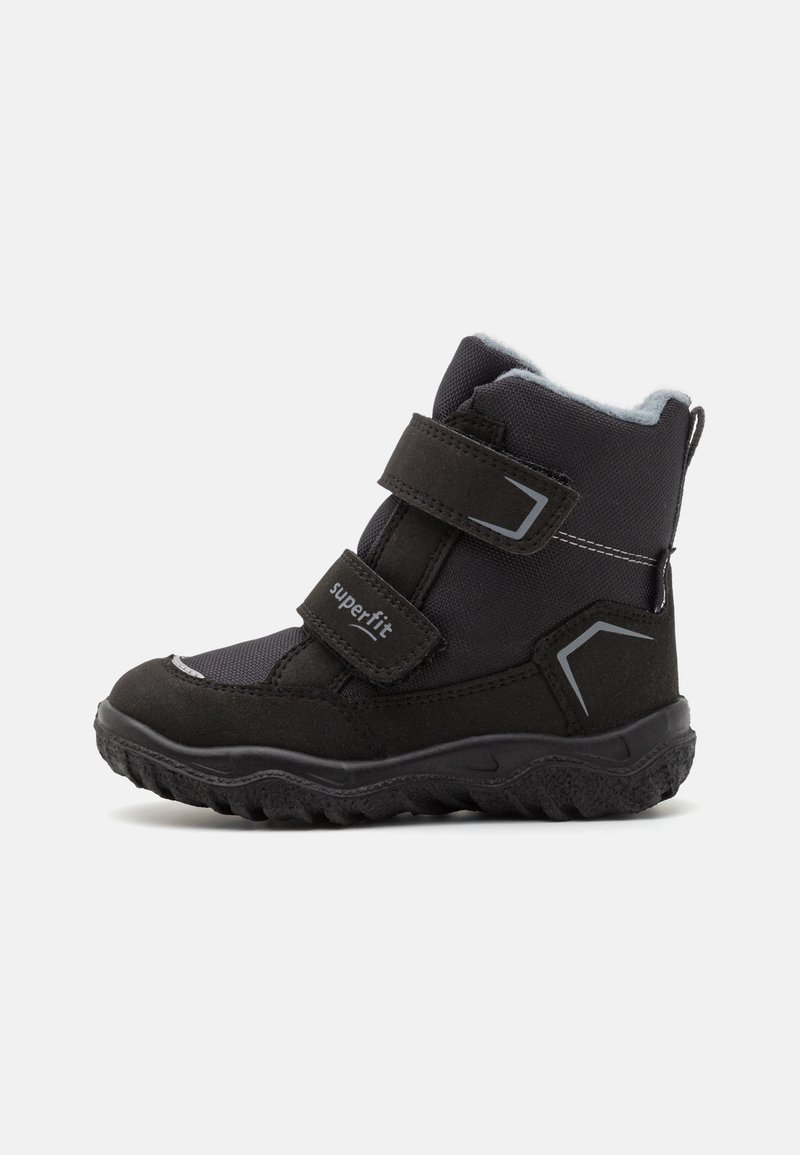 Botte d'hiver noire pour enfants avec deux bandes Velcro, semelle épaisse à profil et doublure en polaire pour chaleur et adhérence.