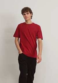 BOSS TCHUP - T-shirts - open red