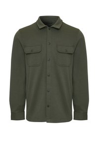 Oliivinvihreä paitatakki, valmistettu teksturoidusta kankaasta, jossa on kaksi rintataskua, napitettava etuosa ja kauluksellinen pääntie, jossa kalvosin hihansuut.