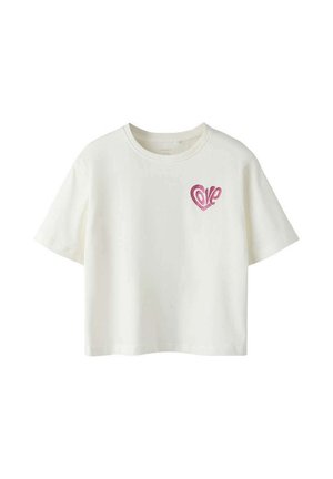 T-shirt blanc court à manches courtes avec un petit motif rose en forme de cœur portant le mot « love » sur la poitrine gauche.