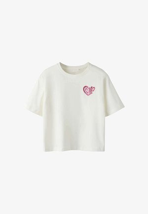 T-shirt blanc court à manches courtes avec un petit motif rose en forme de cœur portant le mot « love » sur la poitrine gauche.