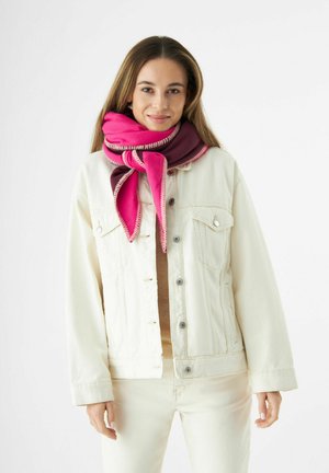 Écharpe luxueuse en rose et violet foncé, avec des bords contrastés et une texture douce, portée sur une veste en denim clair.
