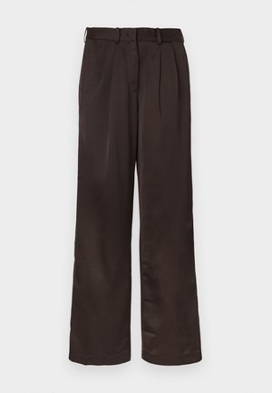 Bruna, vida byxor med vida ben i ett mjukt tyg, med en strukturerad midjeresår och frontveck för extra detaljer.