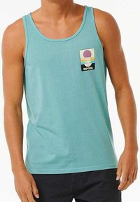 Débardeur bleu clair en coton, présentant une petite application graphique multicolore avec un design de coucher de soleil et le nom de la marque "RIP CURL."