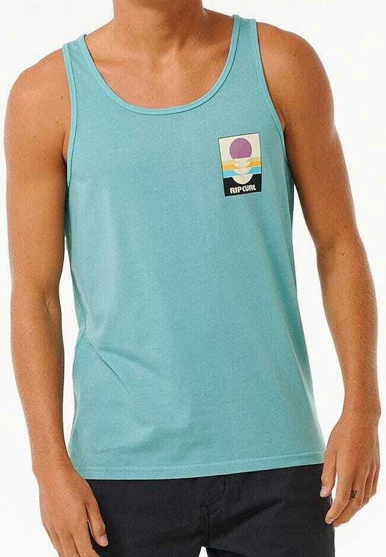 Débardeur bleu clair en coton, présentant une petite application graphique multicolore avec un design de coucher de soleil et le nom de la marque "RIP CURL."