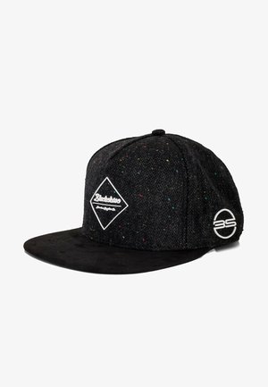 Mustal snapback korke, millel on tekstureeritud must keha, mis on kaunistatud mitme värvi täppidega, must narmasäär ja esiosas valge teemantlogo.
