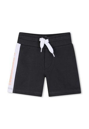 Shorts pour tout-petit noirs avec bande blanche sur le côté, cordon blanc à la taille élastique et texte orange sur le panneau latéral gauche.
