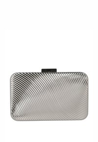 Clutch rectangular plateado con textura de superficie estriada y cierre plano. Material reflectante y bordes lisos. Sin detalles visibles de herrajes.