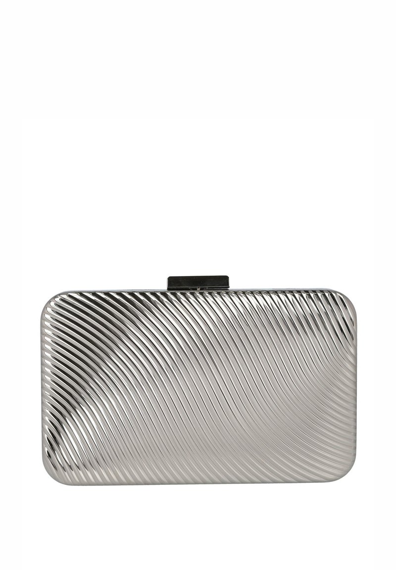 Clutch rectangular plateado con textura de superficie estriada y cierre plano. Material reflectante y bordes lisos. Sin detalles visibles de herrajes.