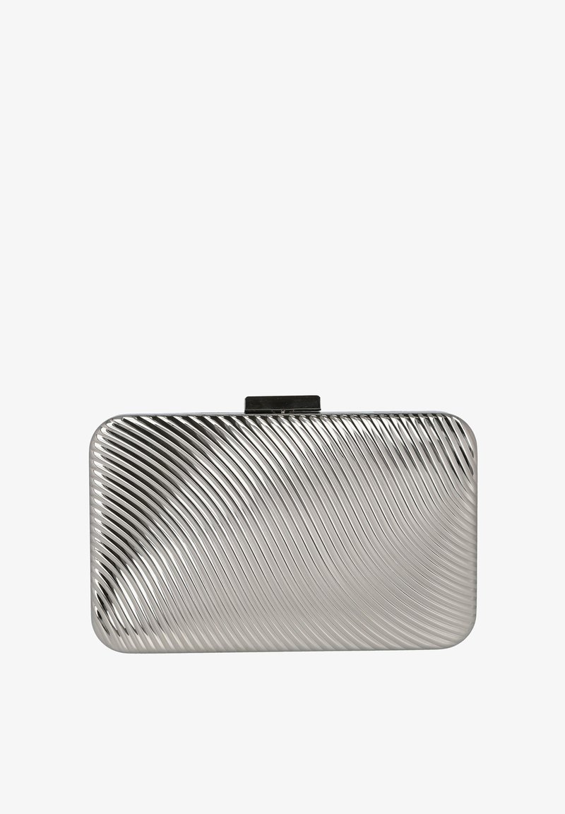 Clutch rectangular plateado con textura de superficie estriada y cierre plano. Material reflectante y bordes lisos. Sin detalles visibles de herrajes.