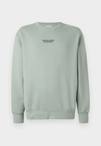 Licht salie groene crewneck sweatshirt met lange mouwen en zwarte tekst "Crafted Goods - Pier One Denim" gecentreerd op de borst.