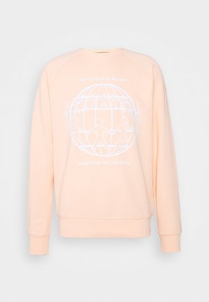 Lyserød ferskenfarvet sweatshirt med hvid grafik af mennesker, der holder hinandens hænder rundt om en globus, med teksten "Fremtiden er lys" ovenfor og "Sammen lykkes vi" nedenfor.