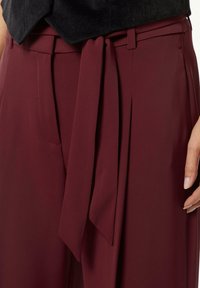 comma MIT BINDEGÜRTEL - Trousers - bordeaux