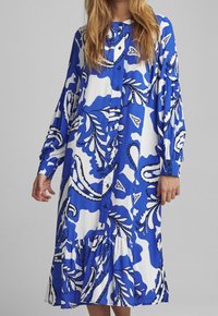 Abito blu e bianco con motivo floreale, maniche lunghe, bottoni sul davanti e orlo a strati, realizzato in tessuto leggero.