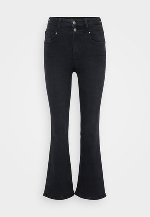 Juodos plačios džinsų kelnės su aukštu liemeniu, pagamintos iš džinsinio audinio. Yra dvi priekinės kišenės ir dvigubas mygtukų užsegimas liemens srityje.