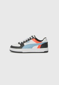 Zwart, wit en blauwe synthetische sneakers met een geperforeerde neus, contrasterende oranje accenten en een slank design. Rubberen zool.