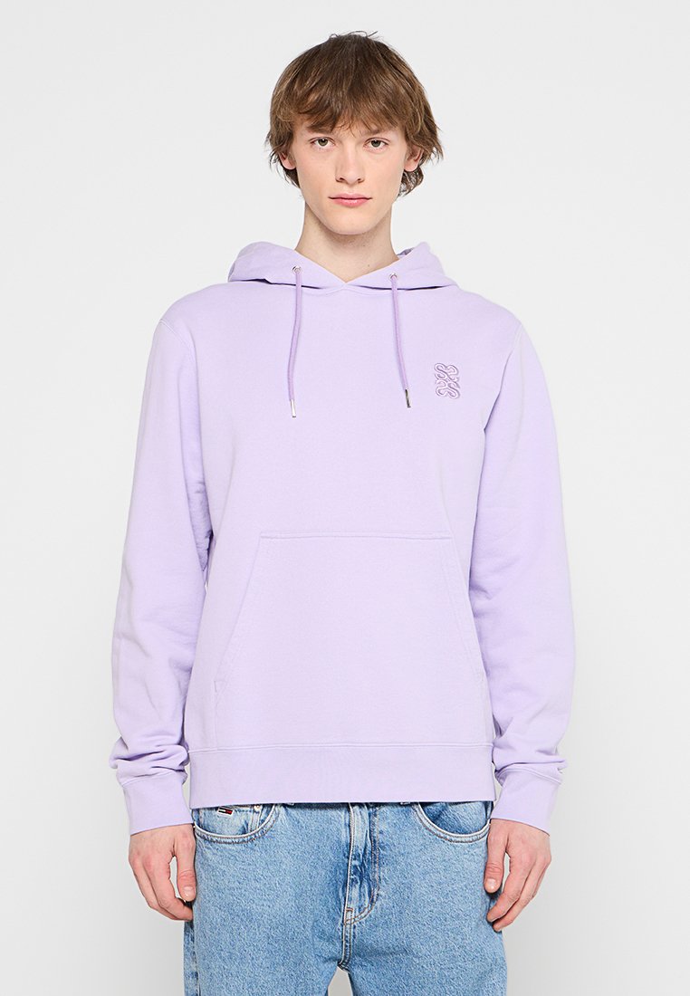 Lila Hoodie mit einer Vorderfronttasche, Kordelzügen und einem kleinen Logo auf der Brust. Weicher Stoff, lange Ärmel und eine lockere Passform.